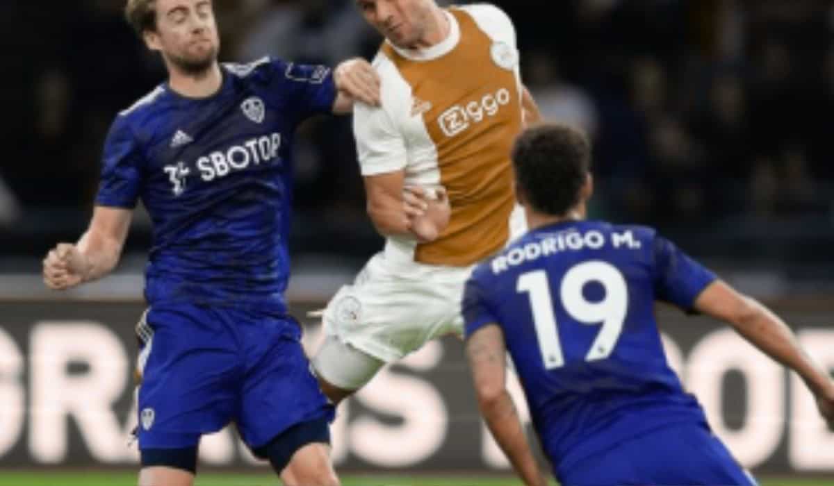 Je bekijkt nu Nederlands Voetbal & Eredivisie Updates: Nieuws, Scores en Wedstrijden