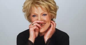 Lees meer over het artikel Simone Kleinsma – Biografie, Carrière & Theaterhoogtepunten